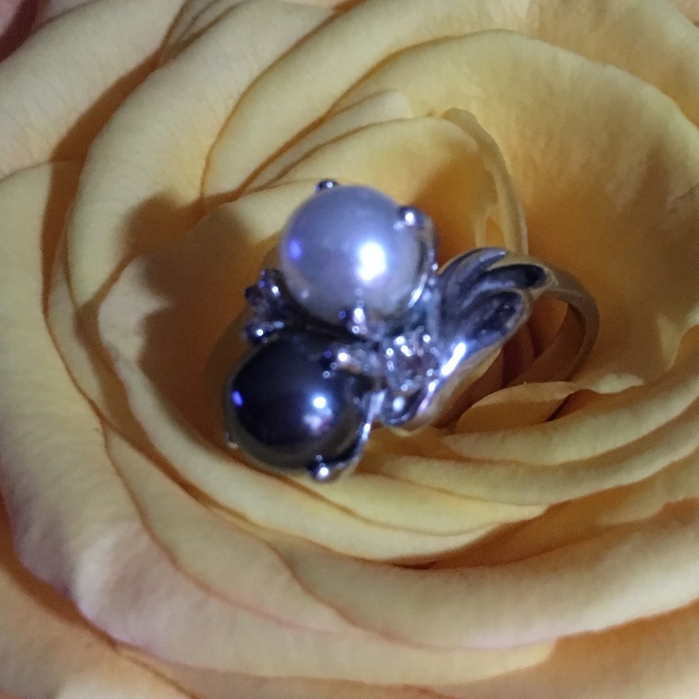 18k HGE Black and White pearl ring